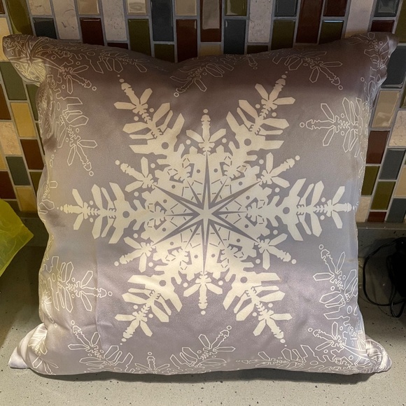 Filos silk snowflake throw pillow